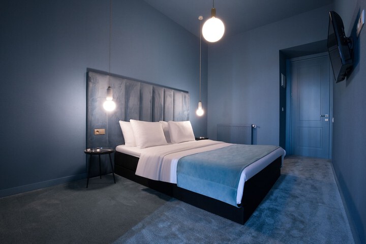 Room 4 of 9