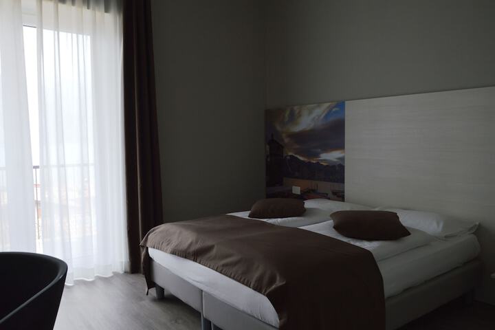 Room 2 of 68