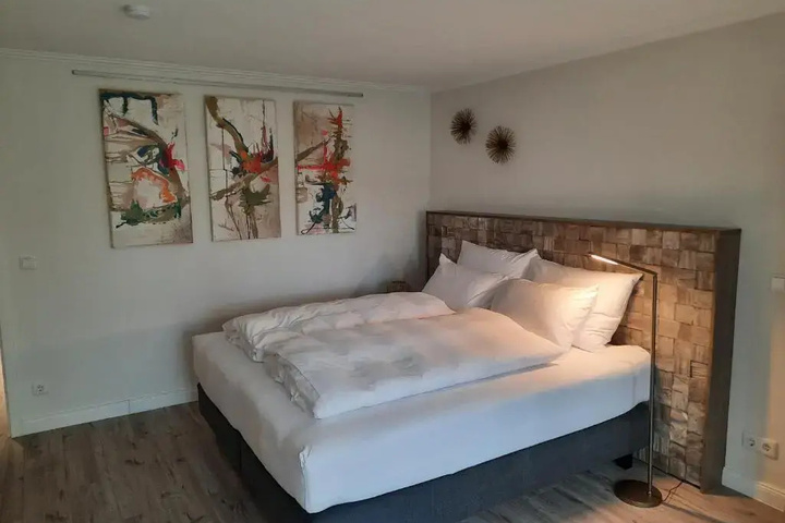 Room 5 of 10