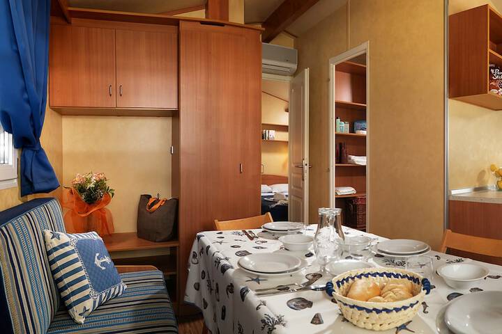 Room 2 of 173