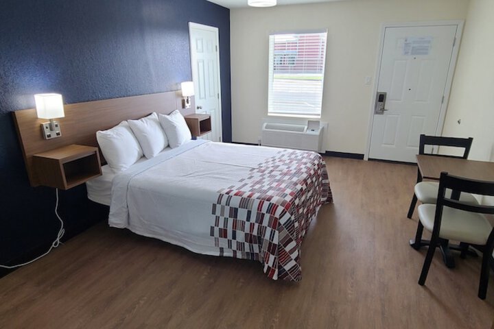 Deluxe Queen Bed (10 of 18)