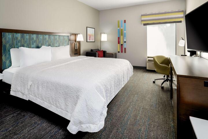 1 King Bed Study with Sofa Bed (4 of 24)