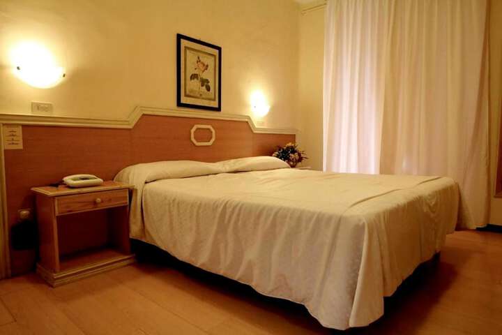Room 13 of 36