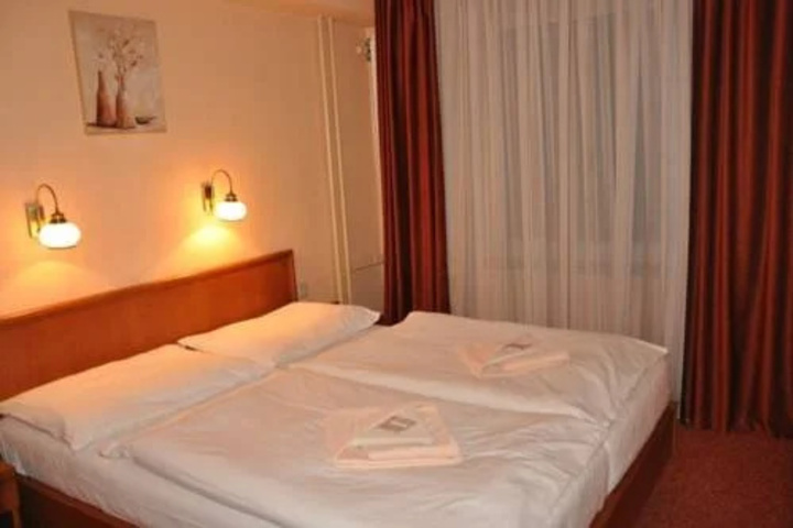Room 4 of 18