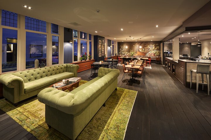 Lounge 33 of 44