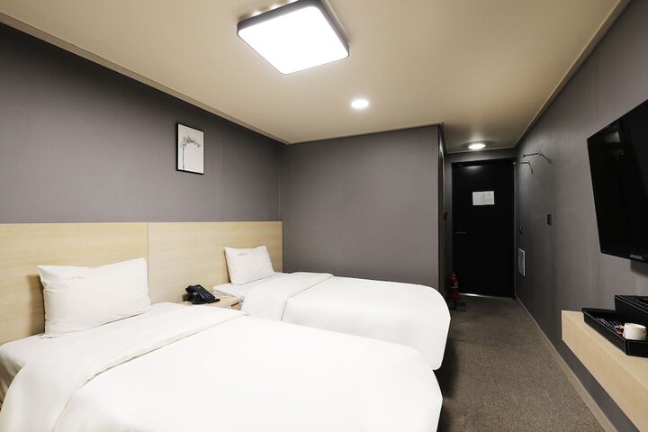Room 28 of 62