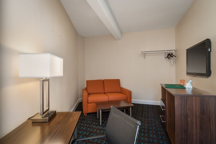 1 Queen Bed (17 of 22)