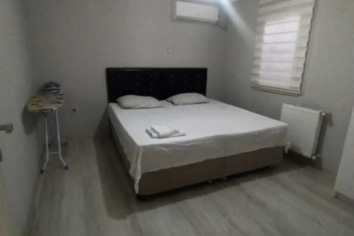 Room 4 of 8
