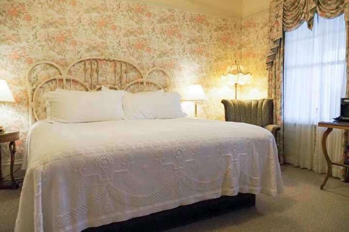 Room 90 of 144