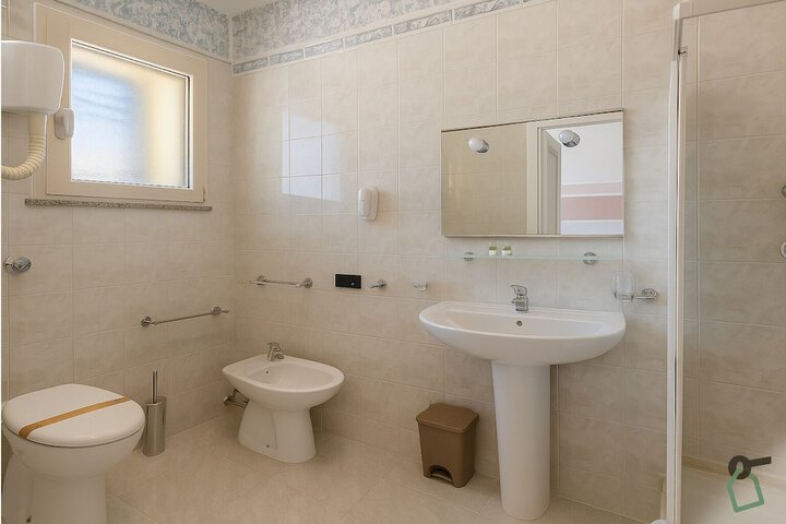 Room 9 of 12