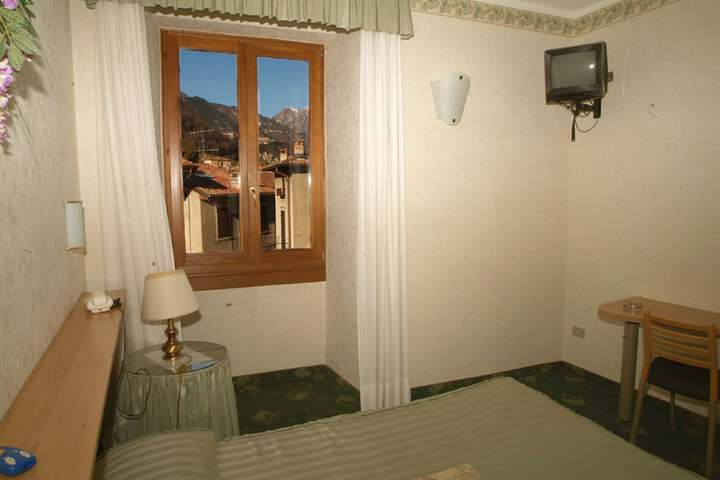 Room 9 of 34