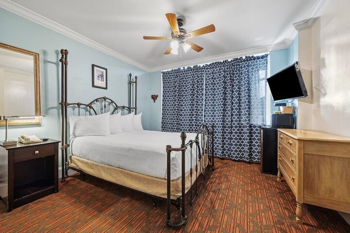 1 Queen Bed (7 of 10)