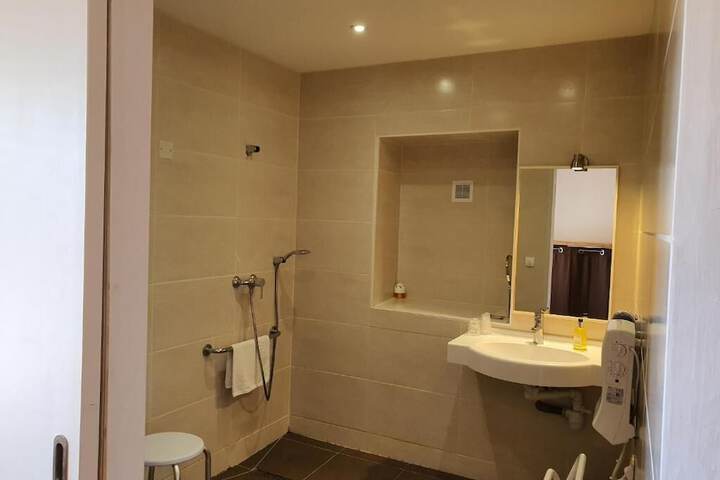 Room 10 of 32