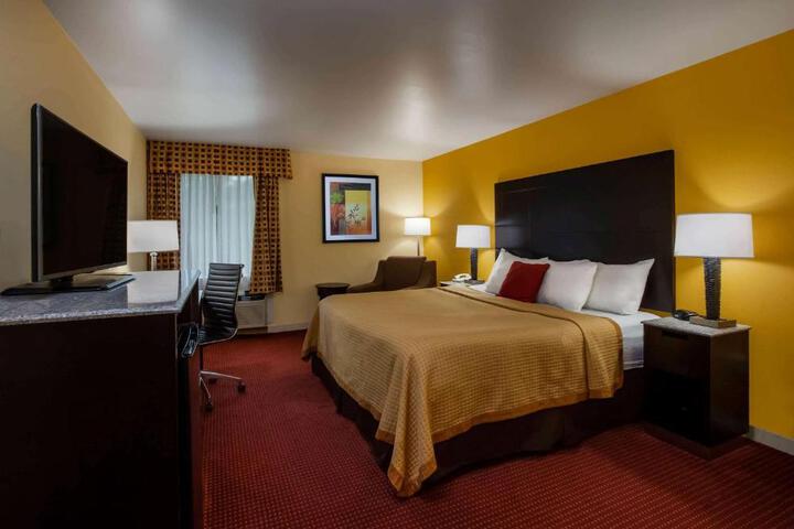 1 King Bed (2 of 6)