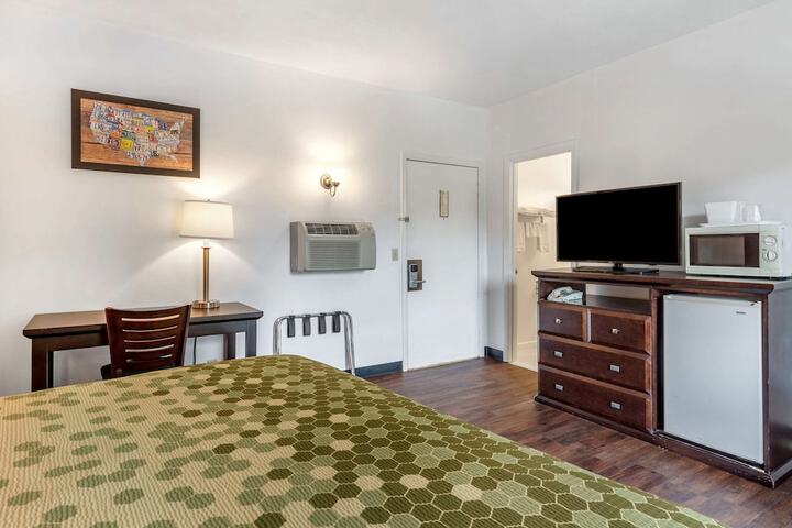 1 King Bed (7 of 9)