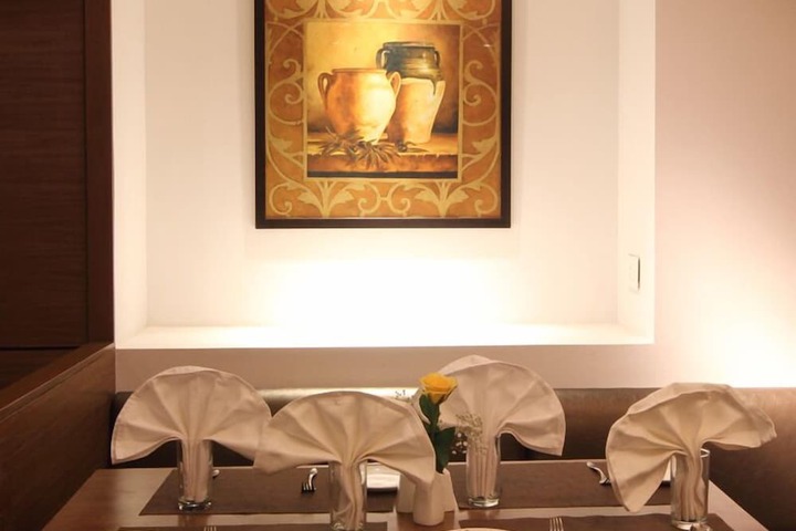 Dining 35 of 50