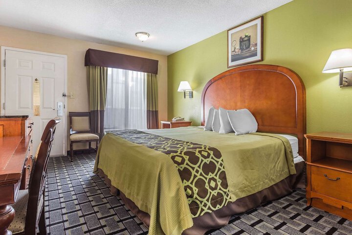 1 King Bed (5 of 8)