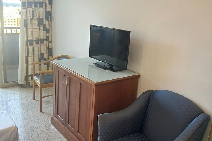 Room 13 of 33