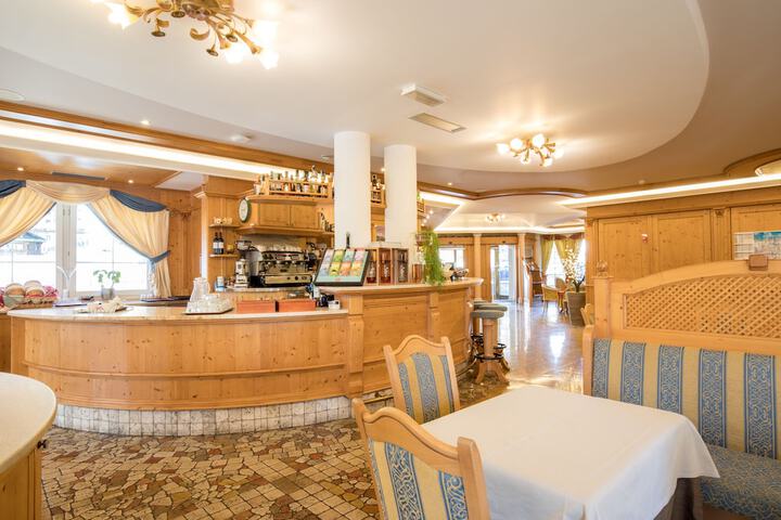 Lounge 75 of 91