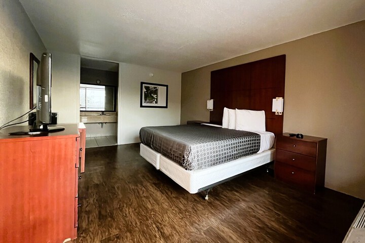 1 King Bed (28 of 29)