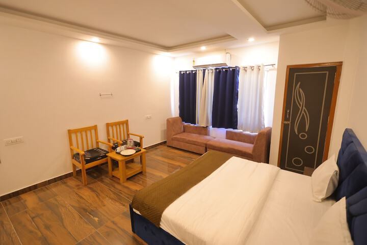 Room 3 of 28