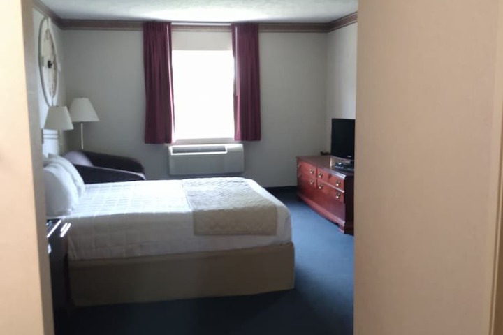 1 Queen Bed (1 of 6)