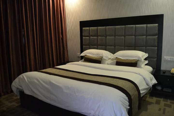 Room 9 of 18