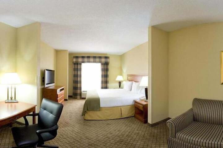 1 King Bed (3 of 14)