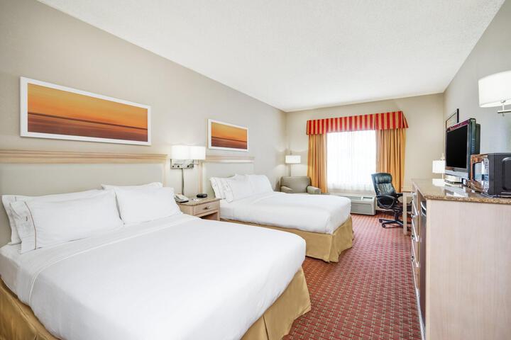 2 Queen Beds Microwave and Refrigerator Full Breakfast (4 of 4)