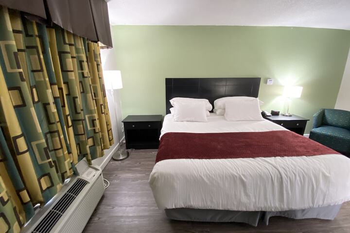1 King Bed Work Desk Work Space Table and Chairs Microwave and Refrigerator, Coffee and Tea Maker Full Breakfast (3 of 40)