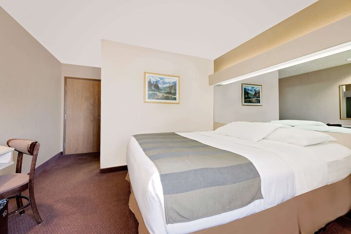 1 Queen Bed (4 of 22)