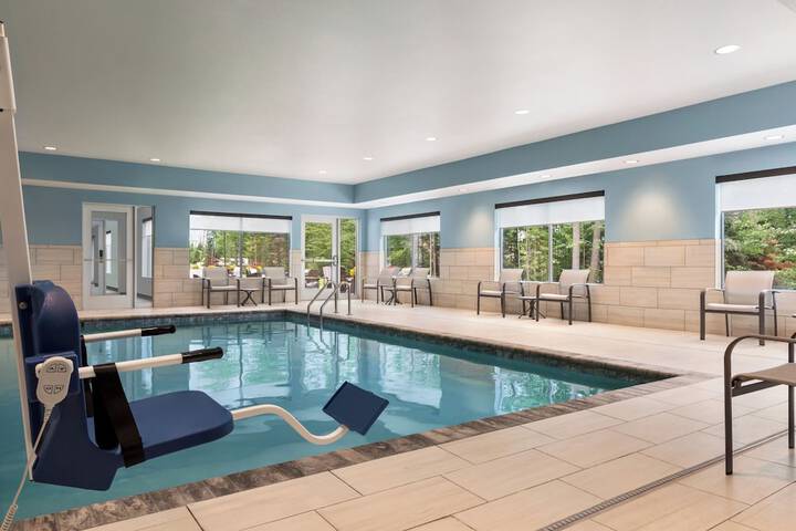 Photo of Holiday Inn Express & Suites Alexandria by IHG Pool
