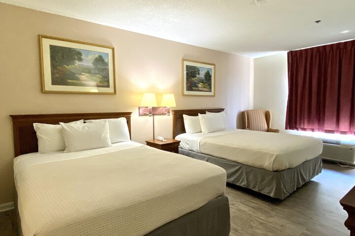 2 Queen Beds (3 of 8)