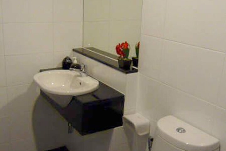 Room 10 of 28
