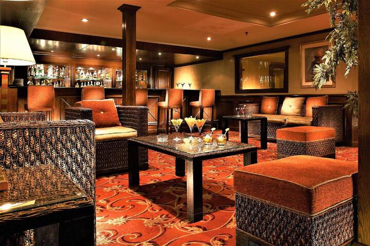Lounge 7 of 15