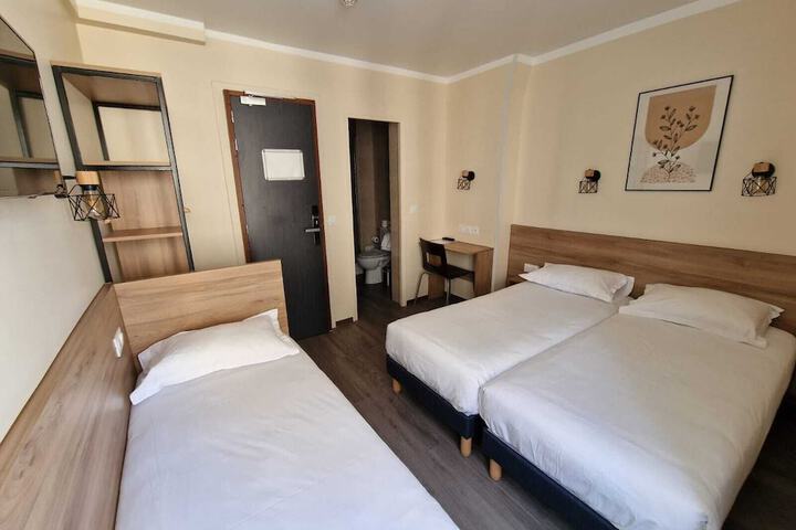 Room 9 of 26