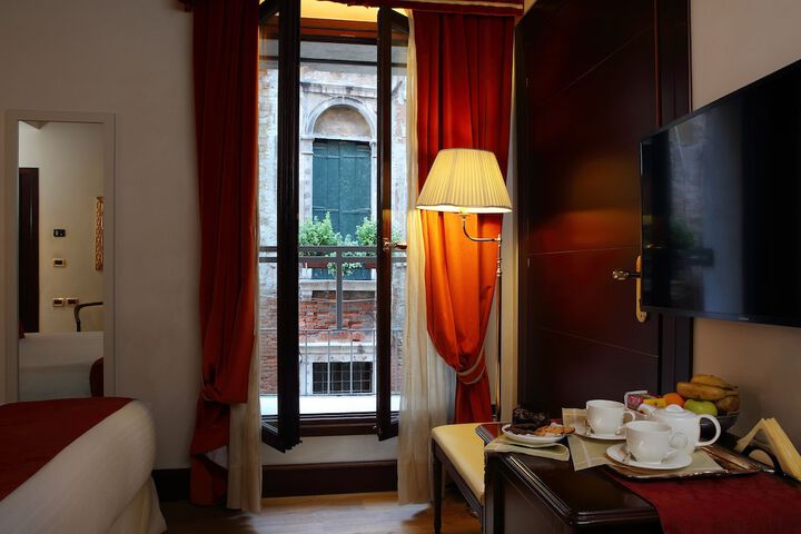 Room 44 of 290