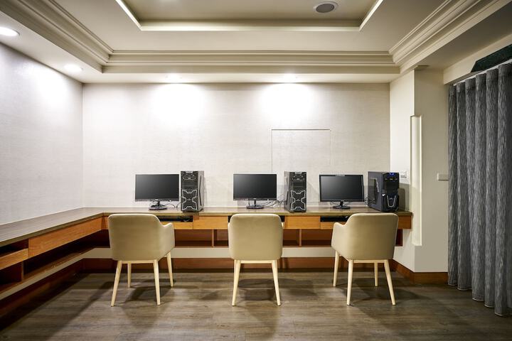 Business Center 70 of 72
