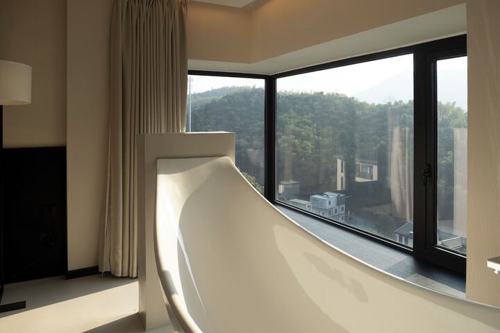 Room 82 of 143