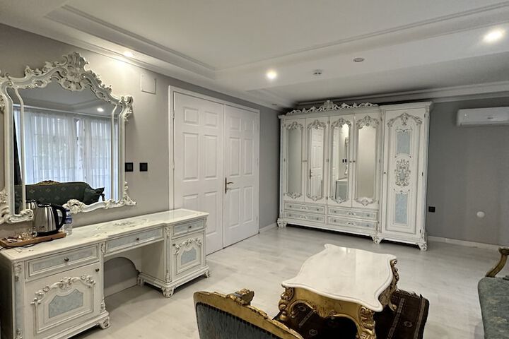 Room 9 of 19