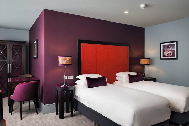 Room 44 of 100