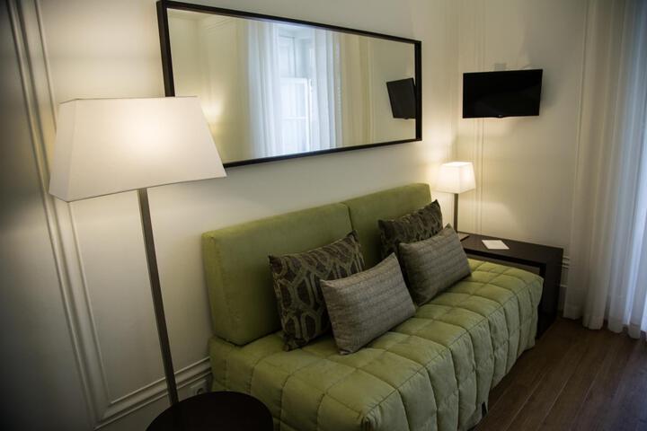 Lounge 23 of 33