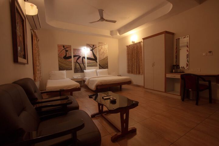 Room 6 of 13