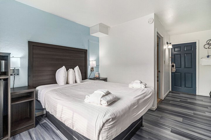 Economy Queen Bed Lake View Patio (33 of 82)