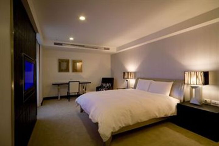 Room 11 of 28