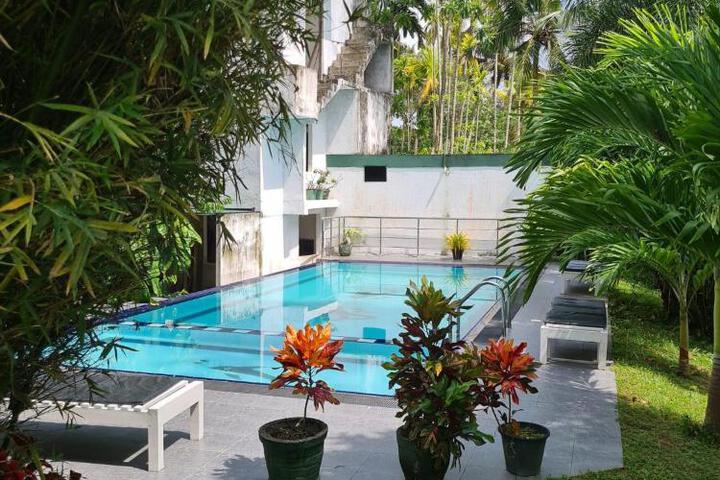 Pools & Facilities