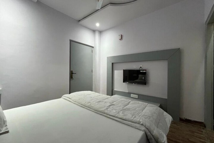 Room 5 of 8