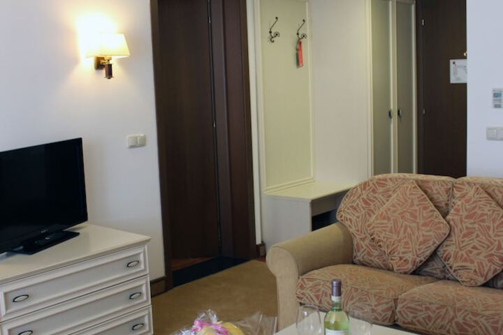 Room 32 of 173