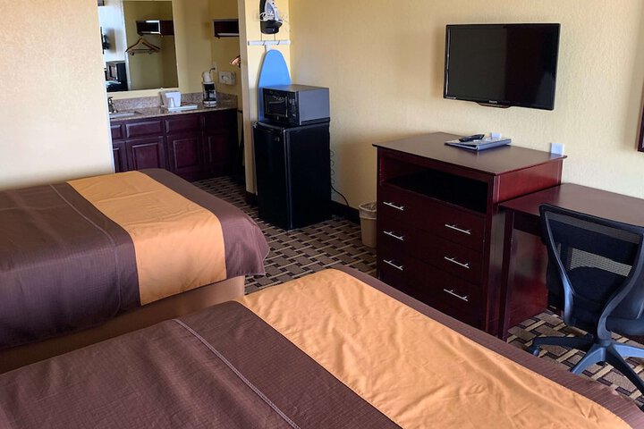 2 Double Beds (3 of 8)