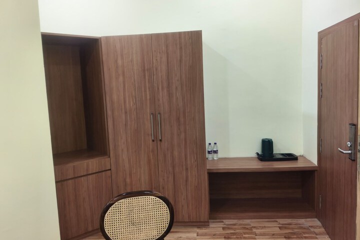 Room 5 of 13